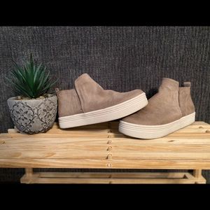 Woman’s Universal Thread